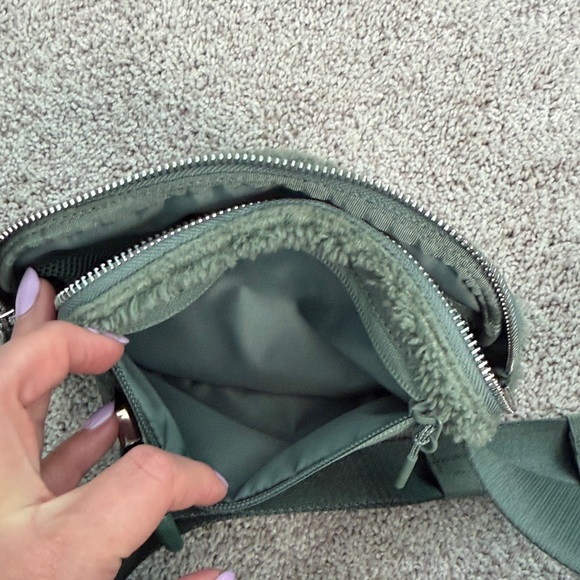 lululemon athletica Forest Green Sherpa Travel Bag - Picture 5 of 5